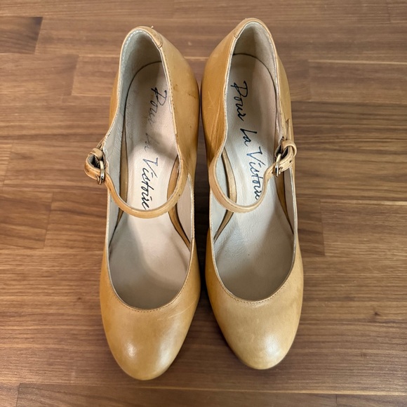 Pour La Victoire Mary Jane Wedge Heel Pumps in Soft Camel Leather, size 8 - Picture 14 of 14